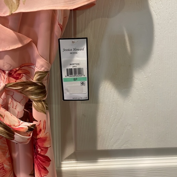 V-neck dress.  Ruffle makes flutter sleeves. Tie at waist. - Picture 4 of 6